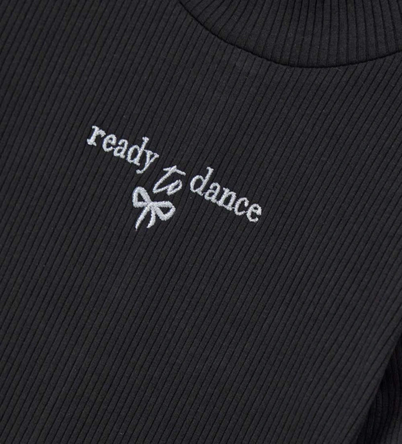 Φόρεμα σε ριπ ύφανση με κομψό ψηλό γιακά και μακριά μανίκια. Το κάτω μέρος είναι διακοσμημένο με ένθετο από τούλι, κέντημα στο μπροστινό μέρος και πρακτικό πίσω άνοιγμα με φερμουάρ σε τονικό χρώμα.