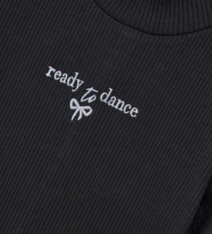 Φόρεμα σε ριπ ύφανση με κομψό ψηλό γιακά και μακριά μανίκια. Το κάτω μέρος είναι διακοσμημένο με ένθετο από τούλι, κέντημα στο μπροστινό μέρος και πρακτικό πίσω άνοιγμα με φερμουάρ σε τονικό χρώμα.