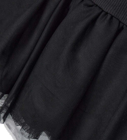 Φόρεμα σε ριπ ύφανση με κομψό ψηλό γιακά και μακριά μανίκια. Το κάτω μέρος είναι διακοσμημένο με ένθετο από τούλι, κέντημα στο μπροστινό μέρος και πρακτικό πίσω άνοιγμα με φερμουάρ σε τονικό χρώμα.