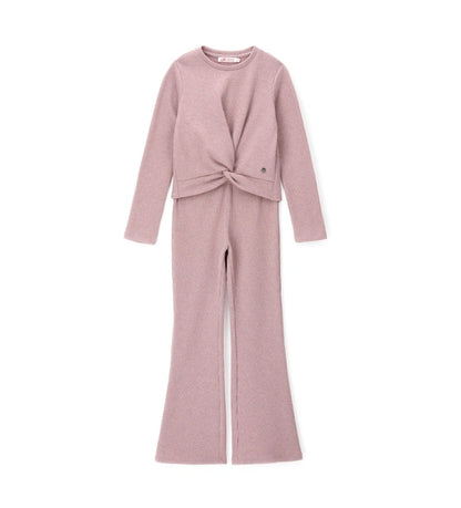 Σετ από ριπ ύφασμα με νήματα lurex που περιλαμβάνει μπλούζα με μακριά μανίκια και σταυρωτό μπροστινό σχέδιο, καθώς και παντελόνι καμπάνα με ελαστική μέση. Το μεταλλικό διακοσμητικό με λογότυπο ολοκληρώνει το look, προσθέτοντας μια κομψή και λαμπερή πινελιά. Ιδανικό για κοριτσίστικες εμφανίσεις με στυλ και άνεση.