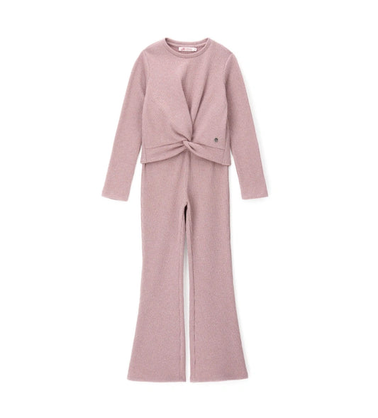 Σετ από ριπ ύφασμα με νήματα lurex που περιλαμβάνει μπλούζα με μακριά μανίκια και σταυρωτό μπροστινό σχέδιο, καθώς και παντελόνι καμπάνα με ελαστική μέση. Το μεταλλικό διακοσμητικό με λογότυπο ολοκληρώνει το look, προσθέτοντας μια κομψή και λαμπερή πινελιά. Ιδανικό για κοριτσίστικες εμφανίσεις με στυλ και άνεση.