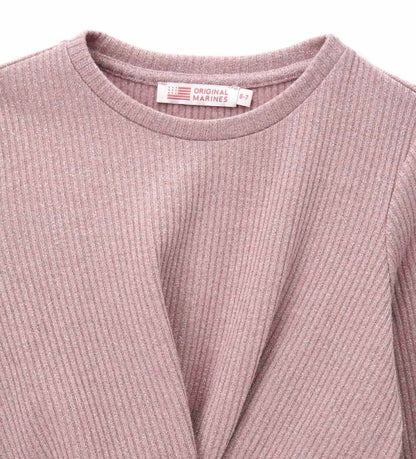 Σετ από ριπ ύφασμα με νήματα lurex που περιλαμβάνει μπλούζα με μακριά μανίκια και σταυρωτό μπροστινό σχέδιο, καθώς και παντελόνι καμπάνα με ελαστική μέση. Το μεταλλικό διακοσμητικό με λογότυπο ολοκληρώνει το look, προσθέτοντας μια κομψή και λαμπερή πινελιά. Ιδανικό για κοριτσίστικες εμφανίσεις με στυλ και άνεση.