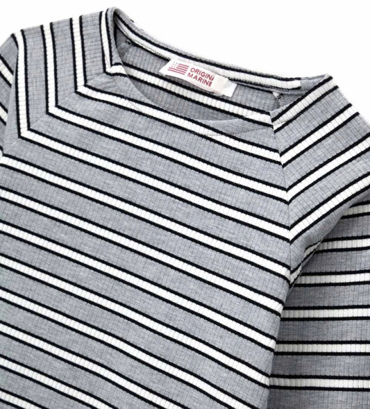 Ριγέ μπλούζα σε ριπ ύφανση με στρογγυλή λαιμόκοψη και άνετη εφαρμογή. Ένα casual και ευέλικτο κομμάτι.