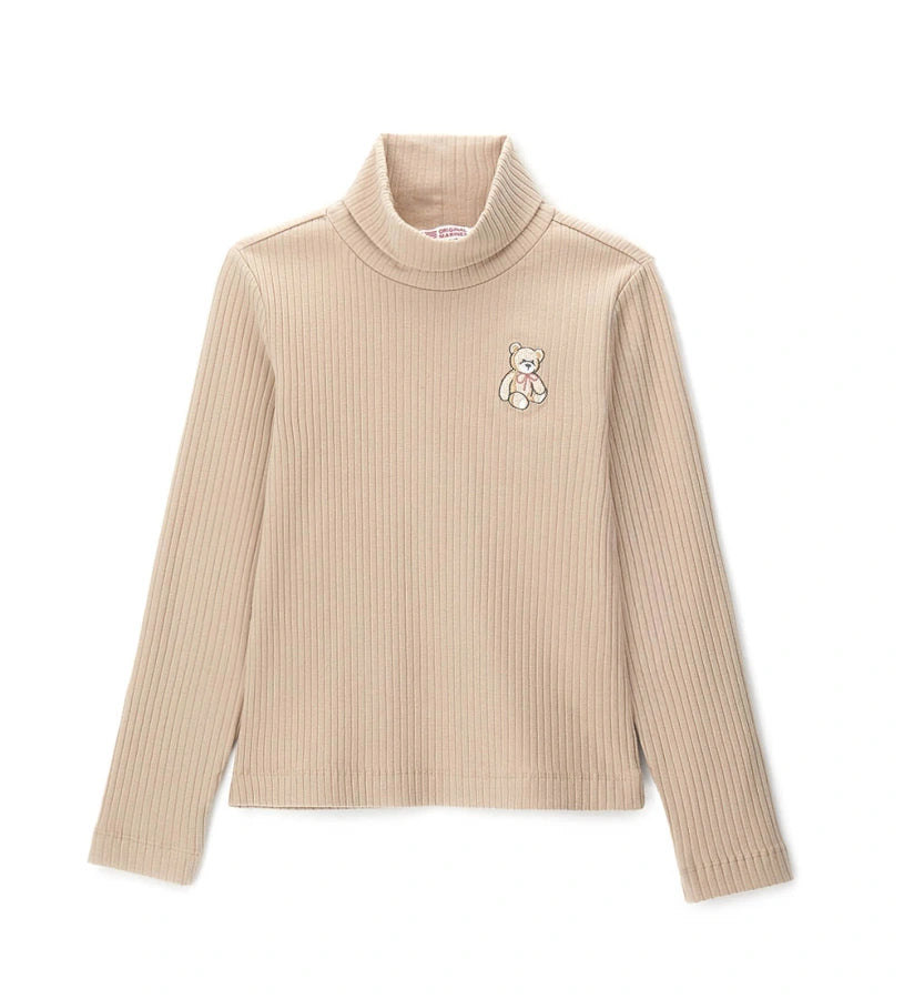 Πλεκτό ριπ ζιβάγκο με γυριστό γιακά και μακριά μανίκια, διακοσμημένο με χαριτωμένο κέντημα αρκουδάκι στο μπροστινό μέρος. Απαλό, ζεστό και ιδανικό για γλυκές και μοντέρνες εμφανίσεις.