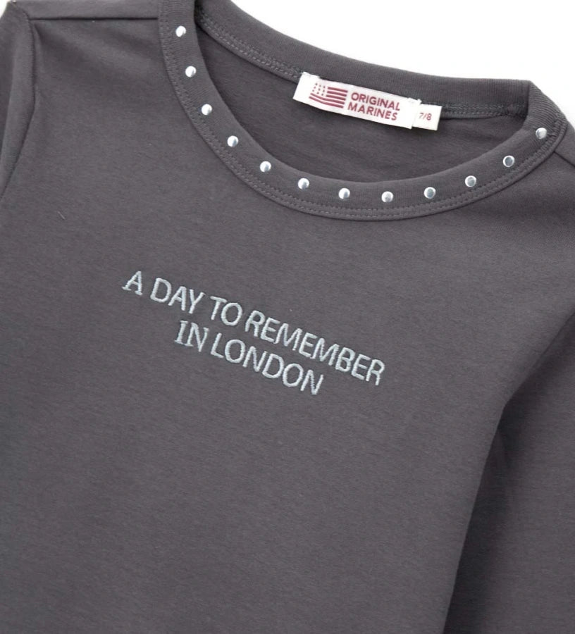 Μπλούζα με στρογγυλή λαιμόκοψη από jersey ύφασμα με βαφή ενδύματος, για μοντέρνα και εκλεπτυσμένη εμφάνιση. Οι fashion λεπτομέρειες, όπως τα θερμοκολλημένα τρουκ στον λαιμό και το κέντημα σε τονικές αποχρώσεις στο μπροστινό μέρος, την κάνουν μοναδική.