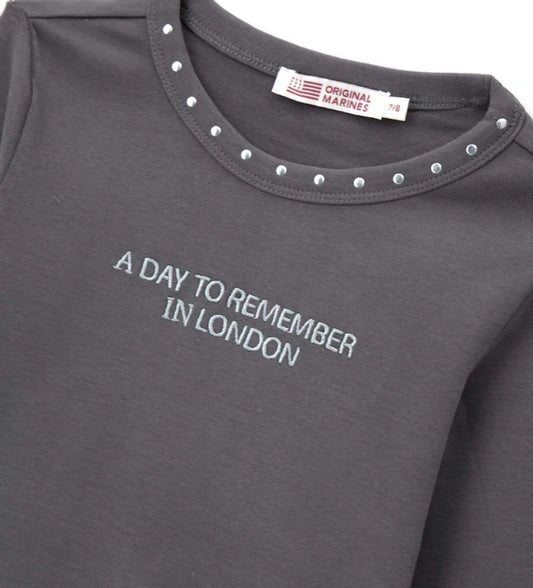 Μπλούζα με στρογγυλή λαιμόκοψη από jersey ύφασμα με βαφή ενδύματος, για μοντέρνα και εκλεπτυσμένη εμφάνιση. Οι fashion λεπτομέρειες, όπως τα θερμοκολλημένα τρουκ στον λαιμό και το κέντημα σε τονικές αποχρώσεις στο μπροστινό μέρος, την κάνουν μοναδική.