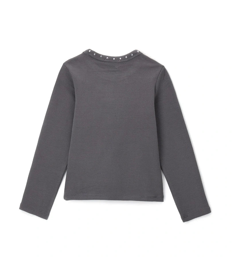 Μπλούζα με στρογγυλή λαιμόκοψη από jersey ύφασμα με βαφή ενδύματος, για μοντέρνα και εκλεπτυσμένη εμφάνιση. Οι fashion λεπτομέρειες, όπως τα θερμοκολλημένα τρουκ στον λαιμό και το κέντημα σε τονικές αποχρώσεις στο μπροστινό μέρος, την κάνουν μοναδική.