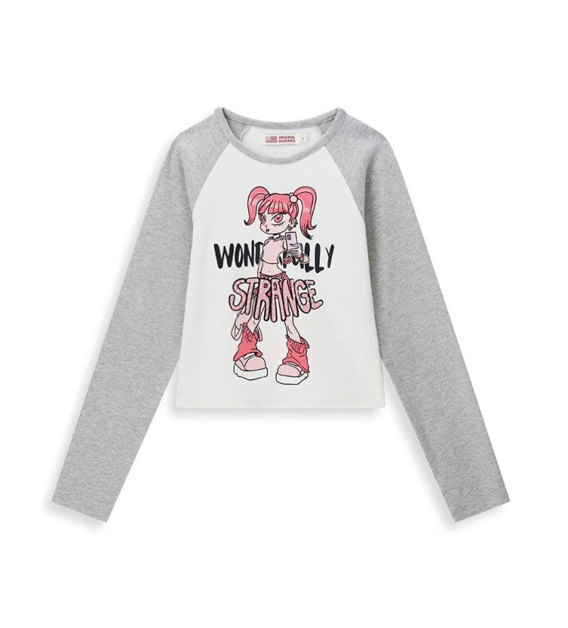 Μπλούζα με ρέγκλαν μανίκια σε αντίθεση και δυναμικό, μοντέρνο σχεδιασμό. Διακοσμημένη με τύπωμα και απλικέ στο μπροστινό μέρος για μια πρωτότυπη και στιλάτη πινελιά.