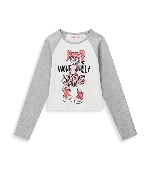 Μπλούζα με ρέγκλαν μανίκια σε αντίθεση και δυναμικό, μοντέρνο σχεδιασμό. Διακοσμημένη με τύπωμα και απλικέ στο μπροστινό μέρος για μια πρωτότυπη και στιλάτη πινελιά.