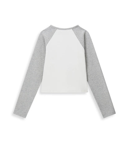 Μπλούζα με ρέγκλαν μανίκια σε αντίθεση και δυναμικό, μοντέρνο σχεδιασμό. Διακοσμημένη με τύπωμα και απλικέ στο μπροστινό μέρος για μια πρωτότυπη και στιλάτη πινελιά.