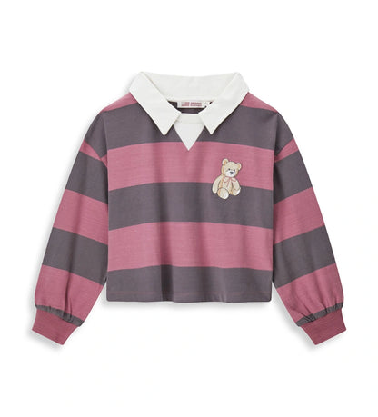 Πλεκτό ριγέ πουλόβερ από νήμα βαφής, με γιακά πόλο σε αντίθεση και ριμπ τελειώματα. Το κεντημένο αρκουδάκι στο μπροστινό μέρος προσθέτει μια γλυκιά και ξεχωριστή πινελιά στυλ.