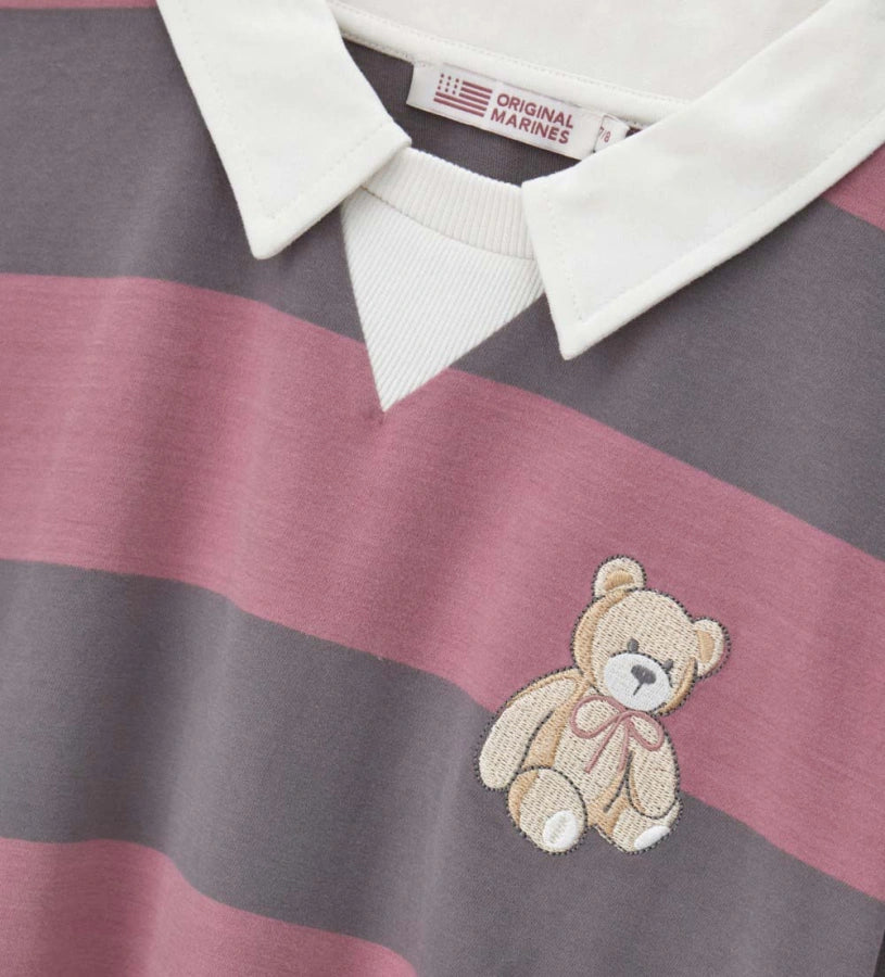 Πλεκτό ριγέ πουλόβερ από νήμα βαφής, με γιακά πόλο σε αντίθεση και ριμπ τελειώματα. Το κεντημένο αρκουδάκι στο μπροστινό μέρος προσθέτει μια γλυκιά και ξεχωριστή πινελιά στυλ.