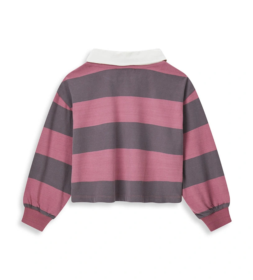 Πλεκτό ριγέ πουλόβερ από νήμα βαφής, με γιακά πόλο σε αντίθεση και ριμπ τελειώματα. Το κεντημένο αρκουδάκι στο μπροστινό μέρος προσθέτει μια γλυκιά και ξεχωριστή πινελιά στυλ.