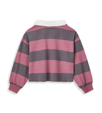 Πλεκτό ριγέ πουλόβερ από νήμα βαφής, με γιακά πόλο σε αντίθεση και ριμπ τελειώματα. Το κεντημένο αρκουδάκι στο μπροστινό μέρος προσθέτει μια γλυκιά και ξεχωριστή πινελιά στυλ.