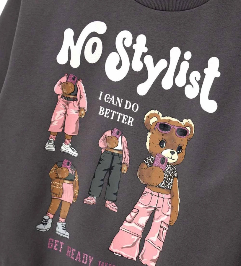 Παιδικό φούτερ από βαμβάκι με στρογγυλή λαιμόκοψη, ριμπ τελειώματα και τύπωμα στο μπροστινό μέρος. Ένα μοντέρνο και άνετο κομμάτι, ιδανικό για κάθε καθημερινή εμφάνιση. Συνδυάζει στυλ και πρακτικότητα, προσφέροντας ζεστασιά και ευκολία στην κίνηση.