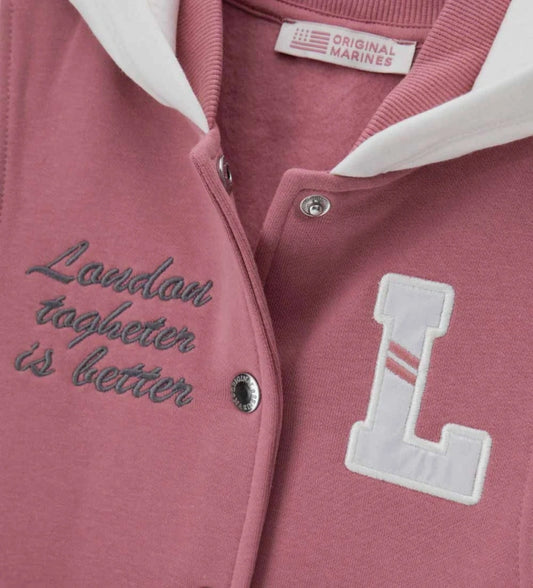 Ζακέτα από βαμβακερό ύφασμα fleece τύπου teddy με κουκούλα και λεπτομέρειες σε αντίθεση. Διαθέτει κουμπιά-σούστες, τσέπες με ρέλι, κέντημα και απλικέ στο μπροστινό μέρος για μοντέρνα και ξεχωριστή εμφάνιση.