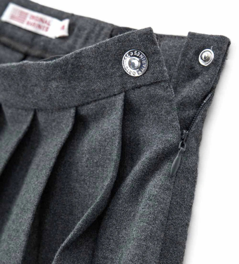 Βαμβακερή φούστα με ρυθμιζόμενη μέση, κρυφό φερμουάρ, διακοσμητικό κουμπί-κόσμημα, μπροστινή τσέπη και πιέτες στο πίσω μέρος και μερικώς στο μπροστινό, για κομψή και εξαιρετικά θηλυκή εμφάνιση.