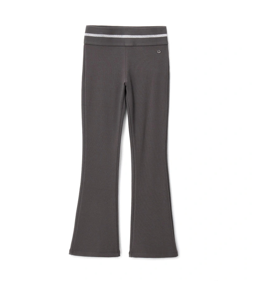 Κολάν καμπάνα από ελαστικό βαμβάκι με άνετη ελαστική μέση και λαμπερή lurex λωρίδα για μοντέρνο στυλ. Διακοσμημένο με μεταλλικό μενταγιόν στο πλάι, προσθέτει μια glam και κομψή πινελιά σε κάθε κοριτσίστικη εμφάνιση. Ιδανικό για casual αλλά και πιο στιλάτες περιστάσεις.