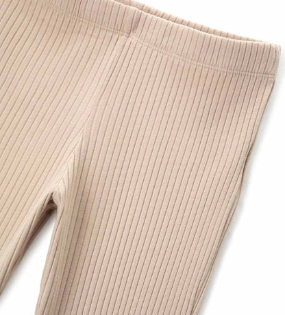 Κολάν καμπάνα από ελαστικό βαμβάκι σε ριπ ύφανση, με άνετη ελαστική μέση. Ένα ευέλικτο και μοντέρνο κομμάτι, ιδανικό για casual και στιλάτες εμφανίσεις.