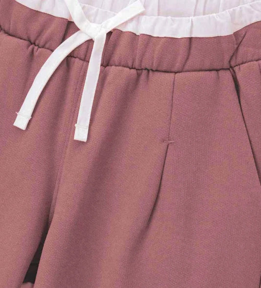 Παντελόνι από βαμβάκι με ελαστική μέση και πιέτες για άνετη και μοντέρνα εφαρμογή. Διαθέτει μπροστινές τσέπες και διακοσμητική λεπτομέρεια σε αντίθεση στο λάστιχο της μέσης, που χαρίζει μοναδικό και κομψό στυλ. Ιδανικό για casual αλλά προσεγμένες παιδικές εμφανίσεις.