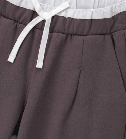 Παντελόνι από βαμβάκι με ελαστική μέση και πιέτες για άνετη και μοντέρνα εφαρμογή. Διαθέτει μπροστινές τσέπες και διακοσμητική λεπτομέρεια σε αντίθεση στο λάστιχο της μέσης, που χαρίζει μοναδικό και κομψό στυλ. Ιδανικό για casual αλλά προσεγμένες παιδικές εμφανίσεις.