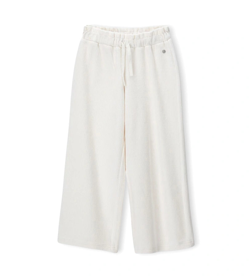 Παντελόνι από βελουτέ ύφασμα (κορδέλα) με ελαστική μέση και κορδόνι για τέλεια εφαρμογή. Διακοσμημένο με μεταλλικά ασημί διακοσμητικά με λογότυπο, αποτελεί ιδανική επιλογή για κάθε περίσταση, συνδυάζοντας άνεση και κομψό στυλ.