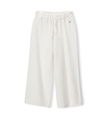 Παντελόνι από βελουτέ ύφασμα (κορδέλα) με ελαστική μέση και κορδόνι για τέλεια εφαρμογή. Διακοσμημένο με μεταλλικά ασημί διακοσμητικά με λογότυπο, αποτελεί ιδανική επιλογή για κάθε περίσταση, συνδυάζοντας άνεση και κομψό στυλ.