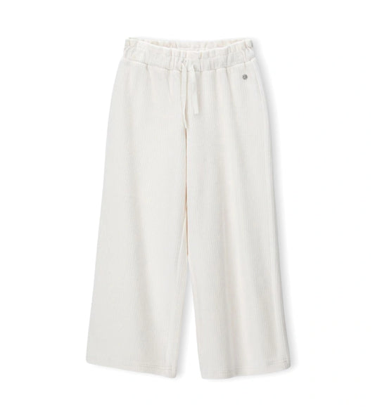 Παντελόνι από βελουτέ ύφασμα (κορδέλα) με ελαστική μέση και κορδόνι για τέλεια εφαρμογή. Διακοσμημένο με μεταλλικά ασημί διακοσμητικά με λογότυπο, αποτελεί ιδανική επιλογή για κάθε περίσταση, συνδυάζοντας άνεση και κομψό στυλ.