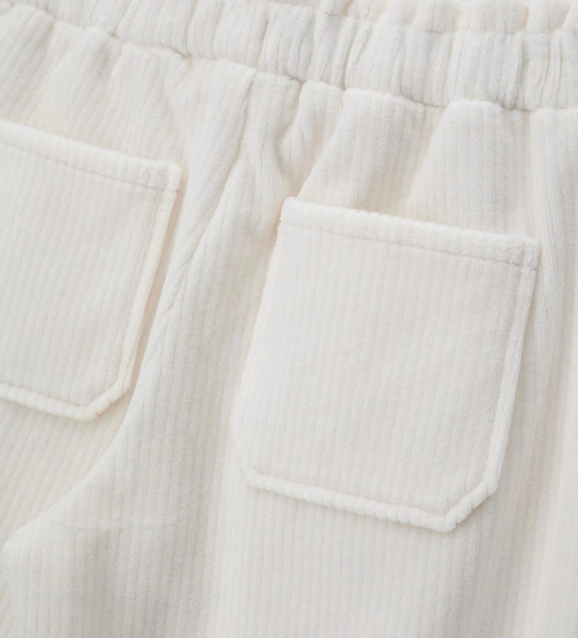 Παντελόνι από βελουτέ ύφασμα (κορδέλα) με ελαστική μέση και κορδόνι για τέλεια εφαρμογή. Διακοσμημένο με μεταλλικά ασημί διακοσμητικά με λογότυπο, αποτελεί ιδανική επιλογή για κάθε περίσταση, συνδυάζοντας άνεση και κομψό στυλ.