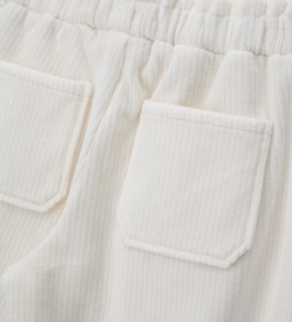 Παντελόνι από βελουτέ ύφασμα (κορδέλα) με ελαστική μέση και κορδόνι για τέλεια εφαρμογή. Διακοσμημένο με μεταλλικά ασημί διακοσμητικά με λογότυπο, αποτελεί ιδανική επιλογή για κάθε περίσταση, συνδυάζοντας άνεση και κομψό στυλ.