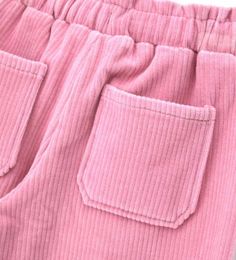 Παντελόνι από βελουτέ ύφασμα (κορδέλα) με ελαστική μέση και κορδόνι για τέλεια εφαρμογή. Διακοσμημένο με μεταλλικά ασημί διακοσμητικά με λογότυπο, αποτελεί ιδανική επιλογή για κάθε περίσταση, συνδυάζοντας άνεση και κομψό στυλ.