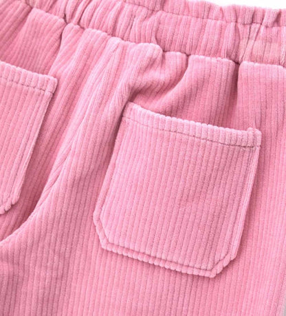 Παντελόνι από βελουτέ ύφασμα (κορδέλα) με ελαστική μέση και κορδόνι για τέλεια εφαρμογή. Διακοσμημένο με μεταλλικά ασημί διακοσμητικά με λογότυπο, αποτελεί ιδανική επιλογή για κάθε περίσταση, συνδυάζοντας άνεση και κομψό στυλ.