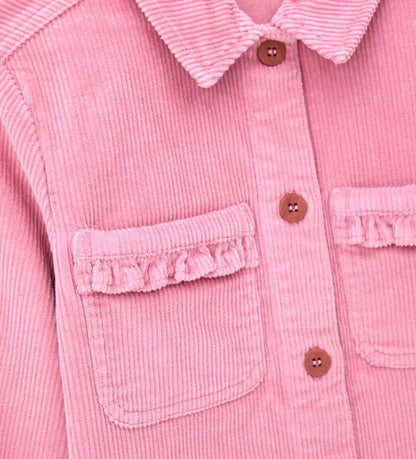 Πουκάμισο από βελουτέ ύφασμα (κορδέλα) με κλασικό γιακά και μακριά μανίκια. Οι μπροστινές τσέπες προσθέτουν μια λειτουργική και στιλάτη πινελιά.