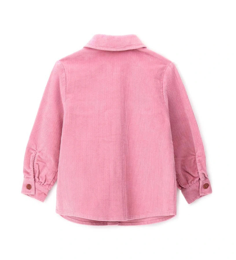 Πουκάμισο από βελουτέ ύφασμα (κορδέλα) με κλασικό γιακά και μακριά μανίκια. Οι μπροστινές τσέπες προσθέτουν μια λειτουργική και στιλάτη πινελιά.