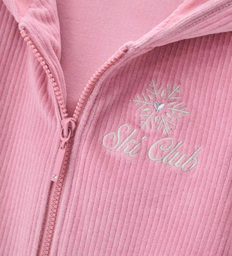 Ζακέτα με κουκούλα από απαλή και ζεστή πλεκτή βελούδινη chenille σε ριπ ύφανση. Διαθέτει μπροστινό άνοιγμα και διακοσμητικό κέντημα στο μπροστινό μέρος, για ένα cozy και super μοντέρνο look. Ιδανική για κοριτσίστικες χειμερινές εμφανίσεις με στυλ και άνεση.