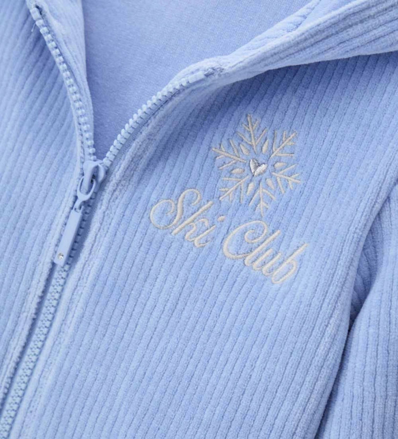 Ζακέτα με κουκούλα από απαλή και ζεστή πλεκτή βελούδινη chenille σε ριπ ύφανση. Διαθέτει μπροστινό άνοιγμα και διακοσμητικό κέντημα στο μπροστινό μέρος, για ένα cozy και super μοντέρνο look. Ιδανική για κοριτσίστικες χειμερινές εμφανίσεις με στυλ και άνεση.