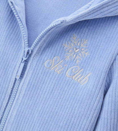 Ζακέτα με κουκούλα από απαλή και ζεστή πλεκτή βελούδινη chenille σε ριπ ύφανση. Διαθέτει μπροστινό άνοιγμα και διακοσμητικό κέντημα στο μπροστινό μέρος, για ένα cozy και super μοντέρνο look. Ιδανική για κοριτσίστικες χειμερινές εμφανίσεις με στυλ και άνεση.