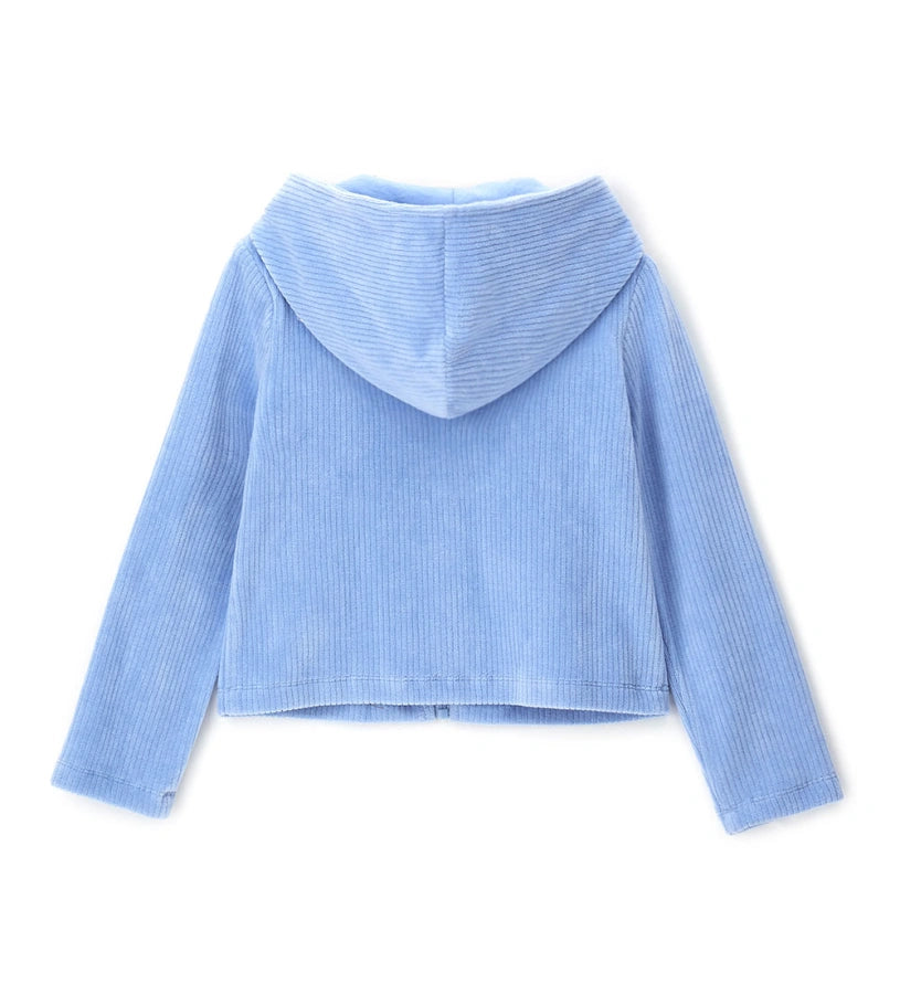 Ζακέτα με κουκούλα από απαλή και ζεστή πλεκτή βελούδινη chenille σε ριπ ύφανση. Διαθέτει μπροστινό άνοιγμα και διακοσμητικό κέντημα στο μπροστινό μέρος, για ένα cozy και super μοντέρνο look. Ιδανική για κοριτσίστικες χειμερινές εμφανίσεις με στυλ και άνεση.