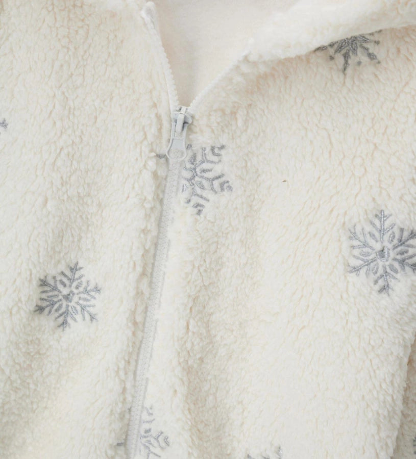 Ζακέτα με κουκούλα από πολύ απαλή ψεύτικη γούνα, με μπροστινό άνοιγμα. Διακοσμημένη με κέντημα lurex που προσθέτει μια κομψή και εξαιρετικά μοντέρνα πινελιά στο χειμερινό look.