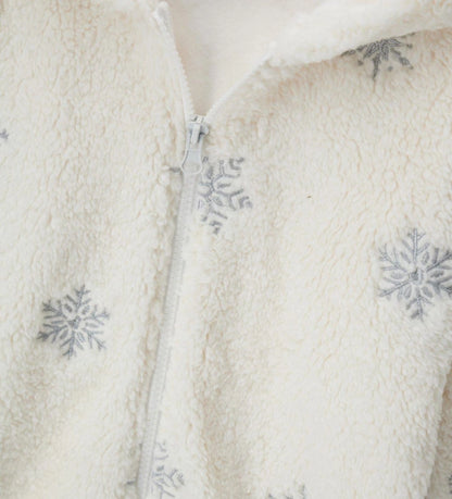 Ζακέτα με κουκούλα από πολύ απαλή ψεύτικη γούνα, με μπροστινό άνοιγμα. Διακοσμημένη με κέντημα lurex που προσθέτει μια κομψή και εξαιρετικά μοντέρνα πινελιά στο χειμερινό look.