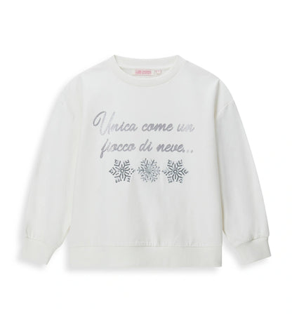 Φούτερ από ελαστικό βαμβάκι με στρογγυλή λαιμόκοψη και μακριά μανίκια. Διαθέτει ζεστή και απαλή φλις επένδυση εσωτερικά, καθώς και τύπωμα με γκλίτερ και παγιέτες στο μπροστινό μέρος για μια λαμπερή εμφάνιση.