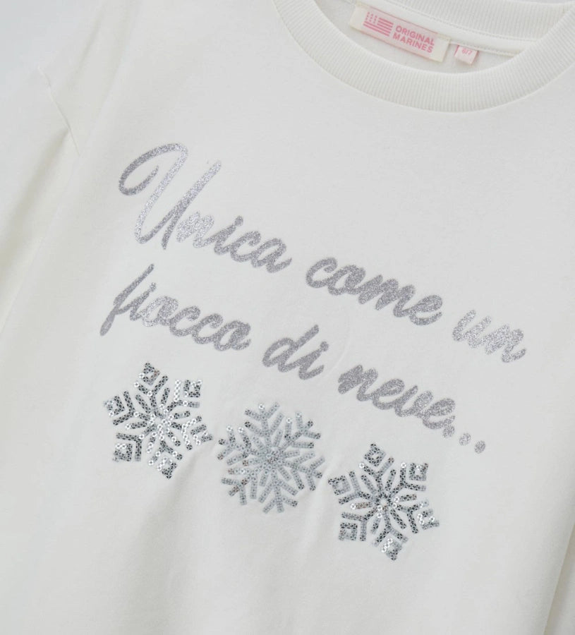 Φούτερ από ελαστικό βαμβάκι με στρογγυλή λαιμόκοψη και μακριά μανίκια. Διαθέτει ζεστή και απαλή φλις επένδυση εσωτερικά, καθώς και τύπωμα με γκλίτερ και παγιέτες στο μπροστινό μέρος για μια λαμπερή εμφάνιση.