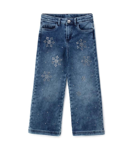 Παιδικό παντελόνι φόρμας από τζιν ύφασμα με ρυθμιζόμενη μέση και μπροστινό άνοιγμα. Διαθέτει τσέπες μπροστά και πίσω και είναι διακοσμημένο με λαμπερά στρας για ένα super glam look. Ιδανικό για κοριτσίστικες εμφανίσεις που συνδυάζουν άνεση και στυλ.