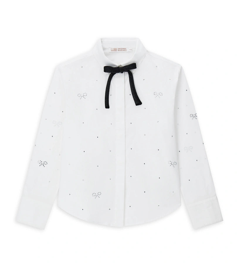 Παιδικό πουκάμισο από βαμβάκι με κουμπιά στο μπροστινό μέρος, μακριά μανίκια και μανσέτες με κουμπί. Διαθέτει αφαιρούμενο φιόγκο από λαμιναρισμένο ύφασμα και στρας στο μπροστινό μέρος και στα μανίκια για ένα λαμπερό και μοντέρνο στυλ.
