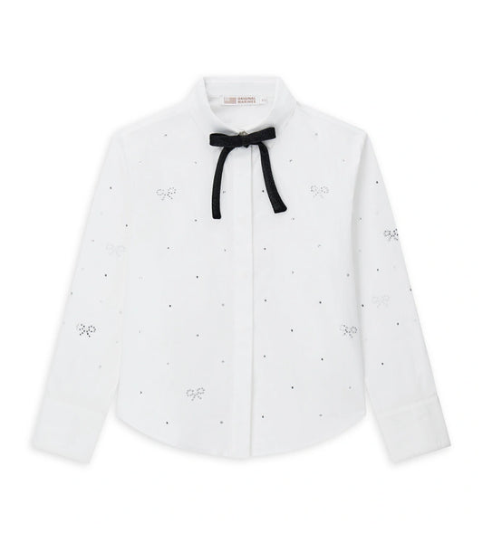 Παιδικό πουκάμισο από βαμβάκι με κουμπιά στο μπροστινό μέρος, μακριά μανίκια και μανσέτες με κουμπί. Διαθέτει αφαιρούμενο φιόγκο από λαμιναρισμένο ύφασμα και στρας στο μπροστινό μέρος και στα μανίκια για ένα λαμπερό και μοντέρνο στυλ.