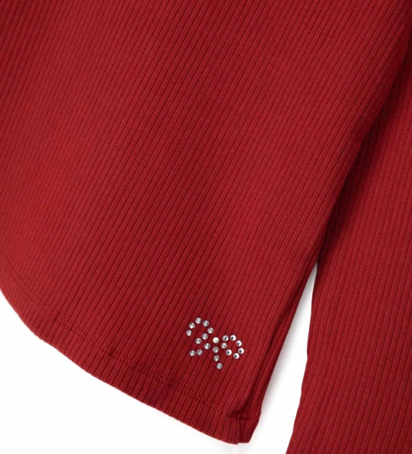 Μπλούζα με ψηλό λαιμό από ριπ βαμβάκι με μακριά μανίκια και διακοσμητική στρας στο κάτω μέρος μπροστά. Ένα κομμάτι κομψό και λαμπερό, ιδανικό για άνετο και μοντέρνο look.