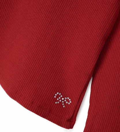 Μπλούζα με ψηλό λαιμό από ριπ βαμβάκι με μακριά μανίκια και διακοσμητική στρας στο κάτω μέρος μπροστά. Ένα κομμάτι κομψό και λαμπερό, ιδανικό για άνετο και μοντέρνο look.