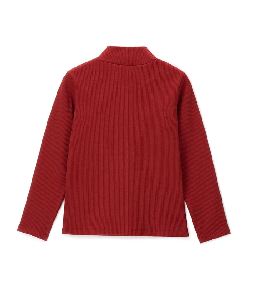 Μπλούζα με ψηλό λαιμό από ριπ βαμβάκι με μακριά μανίκια και διακοσμητική στρας στο κάτω μέρος μπροστά. Ένα κομμάτι κομψό και λαμπερό, ιδανικό για άνετο και μοντέρνο look.