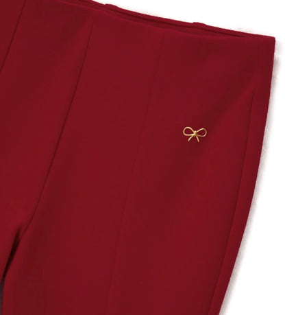 Παντελόνι σε ελαστικό πλεκτό ύφασμα Milano με ψηλή μέση, πιέτες και σκίσιμο στο τελείωμα. Διακοσμημένο με μεταλλική εκτύπωση στο μπροστινό μέρος, ιδανικό για κάθε περίσταση.