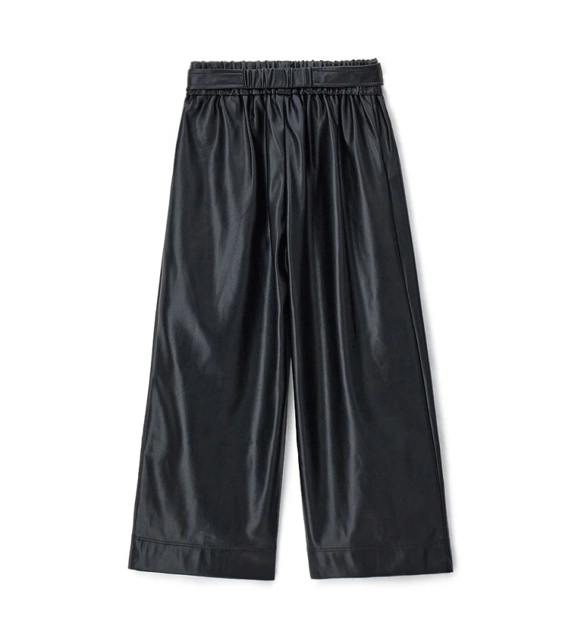 Παντελόνι από οικοδερμάτινη ύλη με ελαστική μέση και μπροστινές τσέπες. Φαρδιά γραμμή στα πόδια και αφαιρούμενη ζώνη με μεταλλική αγκράφα για ένα μοντέρνο, τολμηρό και σούπερ στιλάτο look.